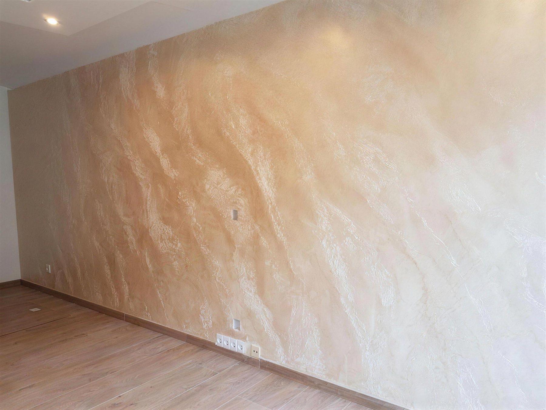 Echtes Kundenprojekt: Wand in beiger Spachteltechnik mit Struktur